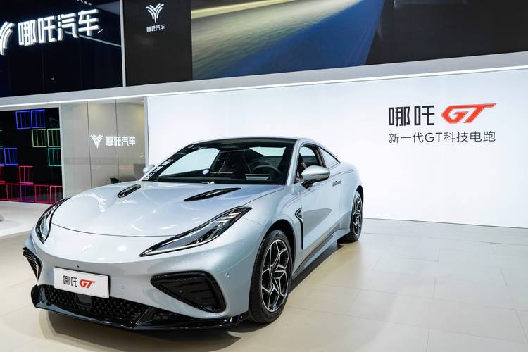 佛山232哪吒汽车在智能汽车领域的表现，领途汽车在新能源汽车市场中的影响力